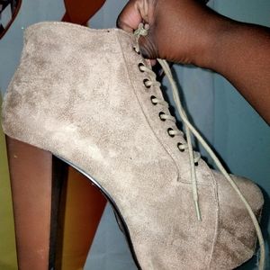 Size 8 woman cream heels